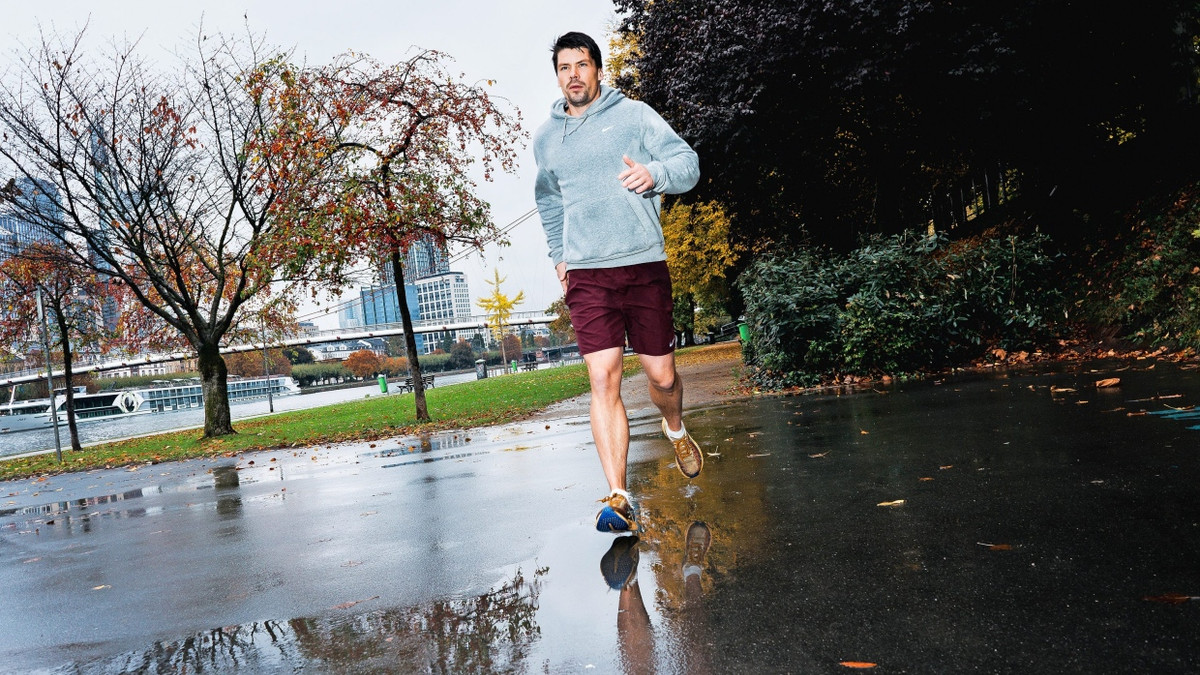 Suchtprävention: Lucas Crawaack trainiert am Frankfurter Mainufer für den Marathon in der Stadt. - Ben Kilb