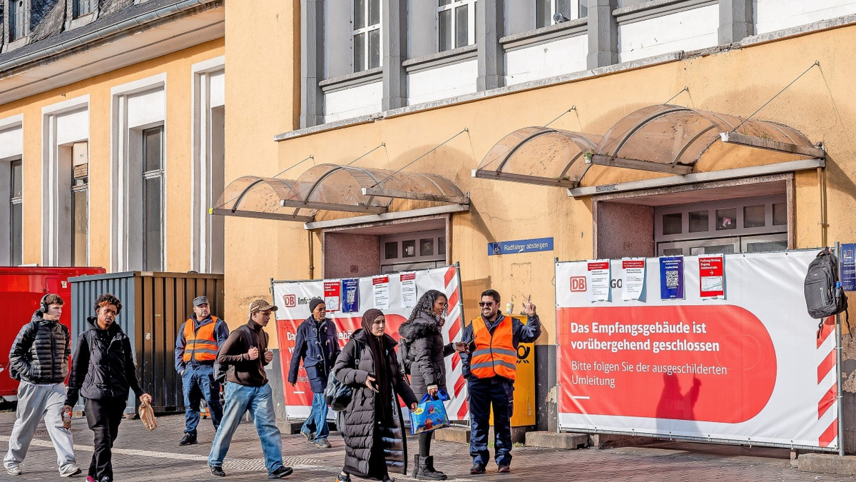 Marode Bausubstanz: Reisende überrascht von Sperrung des Höchster Bahnhofsgebäudes