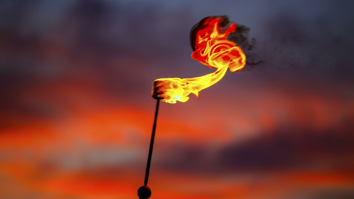 Brennende Fackel bei Sonnenuntergang - Picture Alliance