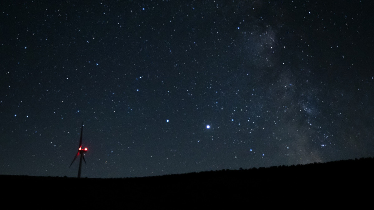 Sternhimmel im November: Der Jupiter überstrahlt die Wintersterne