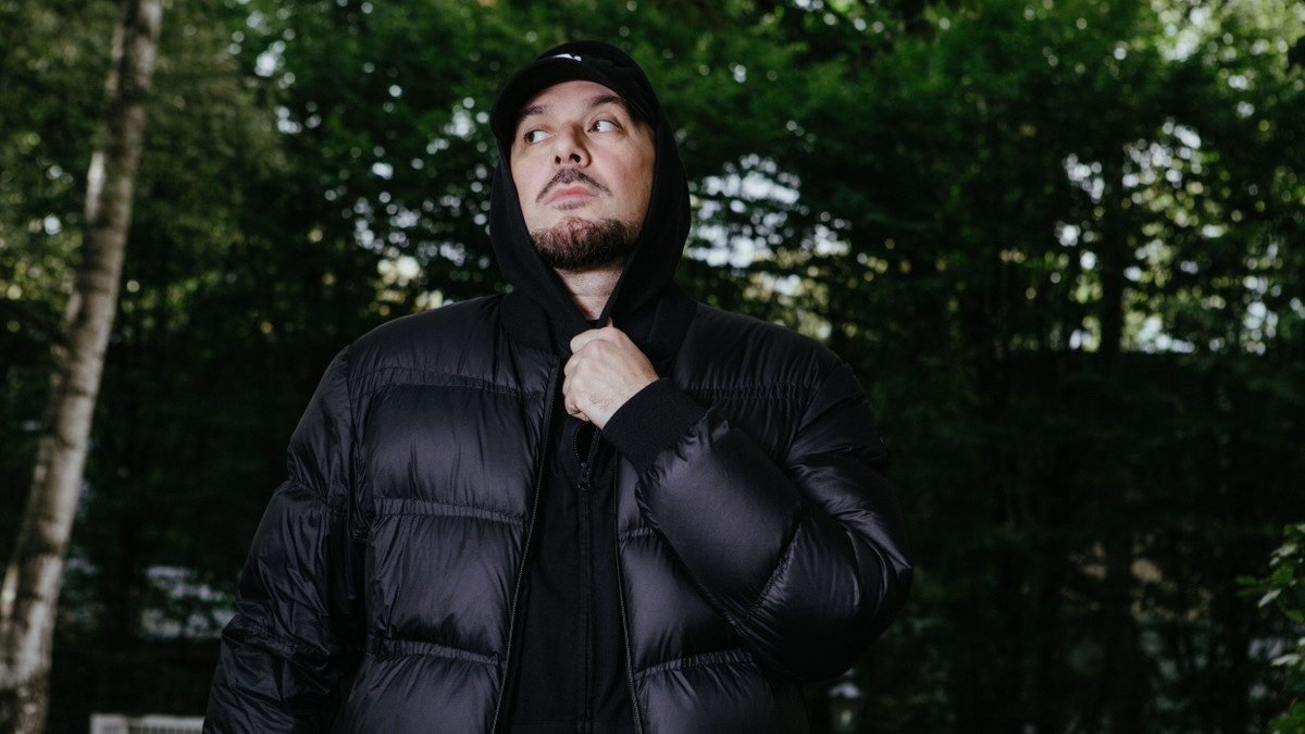 „Warum darf ich nicht auch etwas „Urdeutsches“ oder Österreichisches feiern, wenn es mir gefällt?“: Savaş Yurderi, bekannt als Kool Savas, im September 2025 in Berlin. - Michael Hinz