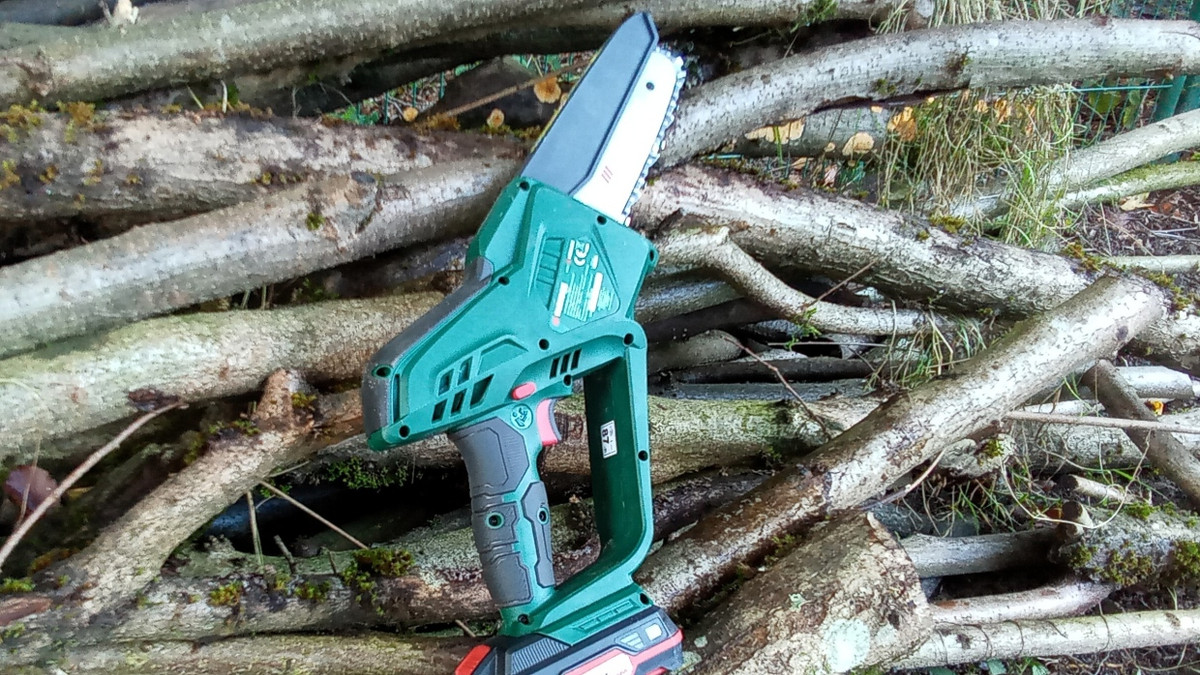 Mini-Kettensägen im Test: Lustvoll herumholzen