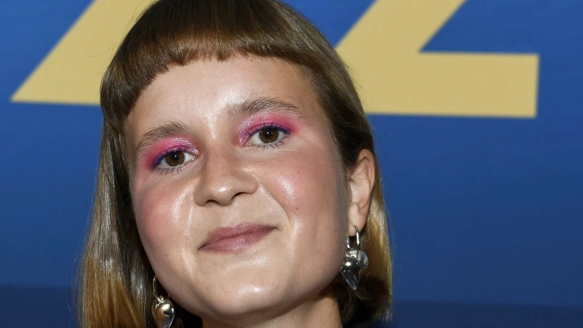 Früher selbst mal Verlagsassistentin, jetzt Bestsellerautorin: Die Schriftstellerin Caroline Wahl - Picture Alliance