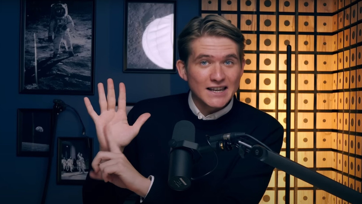 Gestenreich: Max Mannhart, Chefredakteur von „Apollo News“, auf seinem Kanal. - Youtube/Apollo News