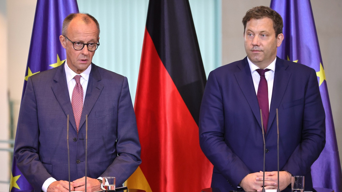 Kanzler Friedrich Merz und sein Vize Lars Klingbeil stehen vor der Wahl, das Land ruhig zu halten oder den Ernst der Lage zu verdeutlichen. - Omer Messinger