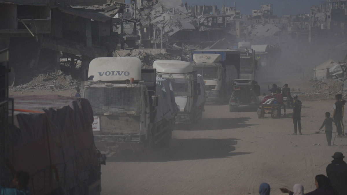 Staubige Hilfen: Ein Konvoi des World Food Programme in Gaza - AP