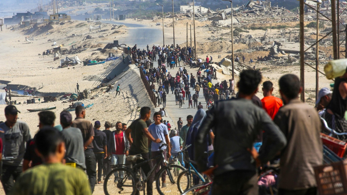 Palästinenser sammeln sich in Nuseirat (Gazastreifen), nachdem der Teilrückzug der israelischen Armee bekanntgegeben wurde - AFP