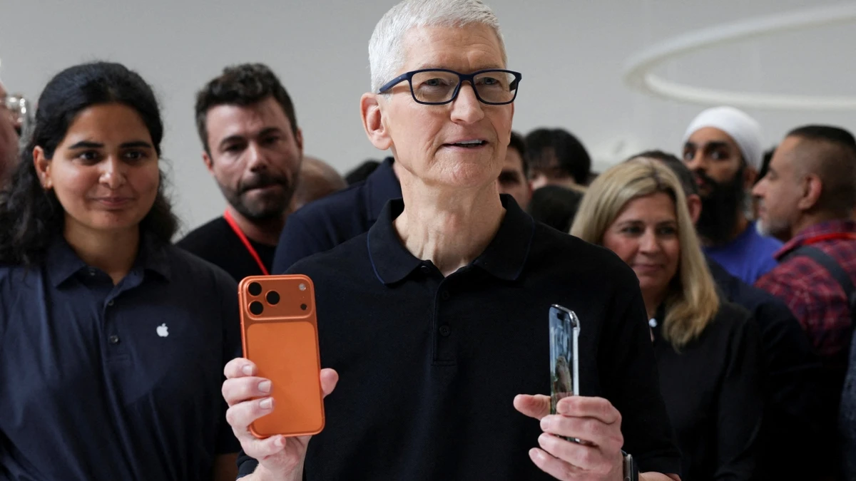 Apple-Chef Tim Cook mit dem iPhone 17 pro und dem iPhone Air bei der Präsentation in Cupertino. - Reuters