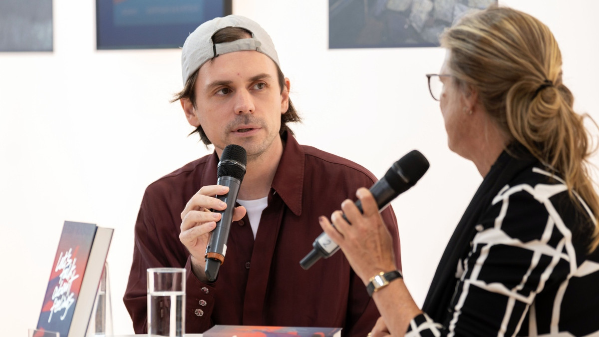 Leif Randt im Gespräch mit Sandra Kegel über sein Buch „Let’s Talk About Feelings“ am Stand der Frankfurter Allgemeinen Zeitung auf der Frankfurter Buchmesse - Frank Röth