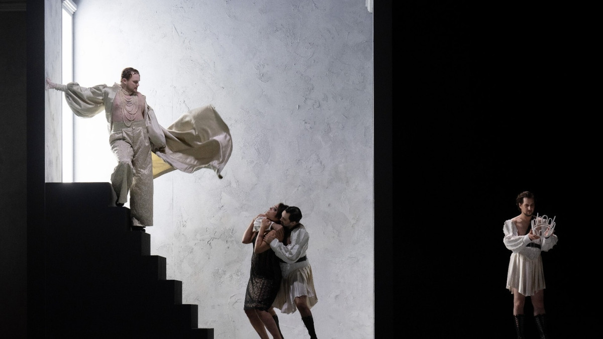 In diesem Intrigantenstadl geht’s immer hoch her: links Lawrence Zazzo als Tolomeo in einer Szene aus „Giulio Cesare in Egitto“ an der Oper Frankfurt - Monika Rittershaus