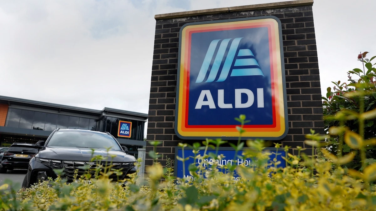 Markenzeichen von Aldi vor einem Supermarkt in Northwich - Reuters
