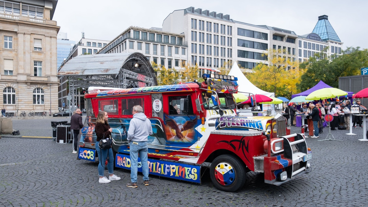 Die Philippinen präsentieren sich zur Buchmesse in Frankfurt mit einem landestypischen Kleinbus, einem Jeepney. - Jannis Schubert