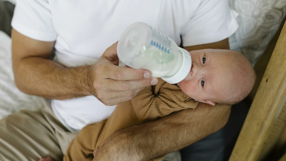 Superfood für Babys: Was Väter über Muttermilch wissen sollten