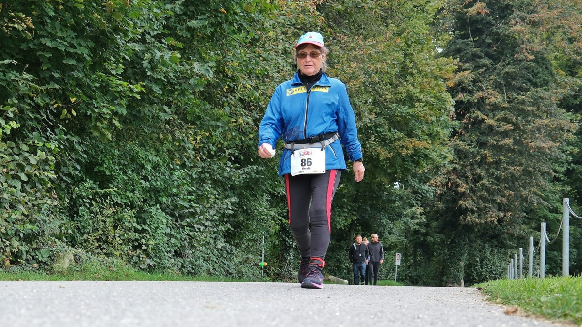Dieser Weg wird ein weiter sein: Ursula Dinges beim 48-Stundenlauf im schweizerischen Brugg - Pascal Alius