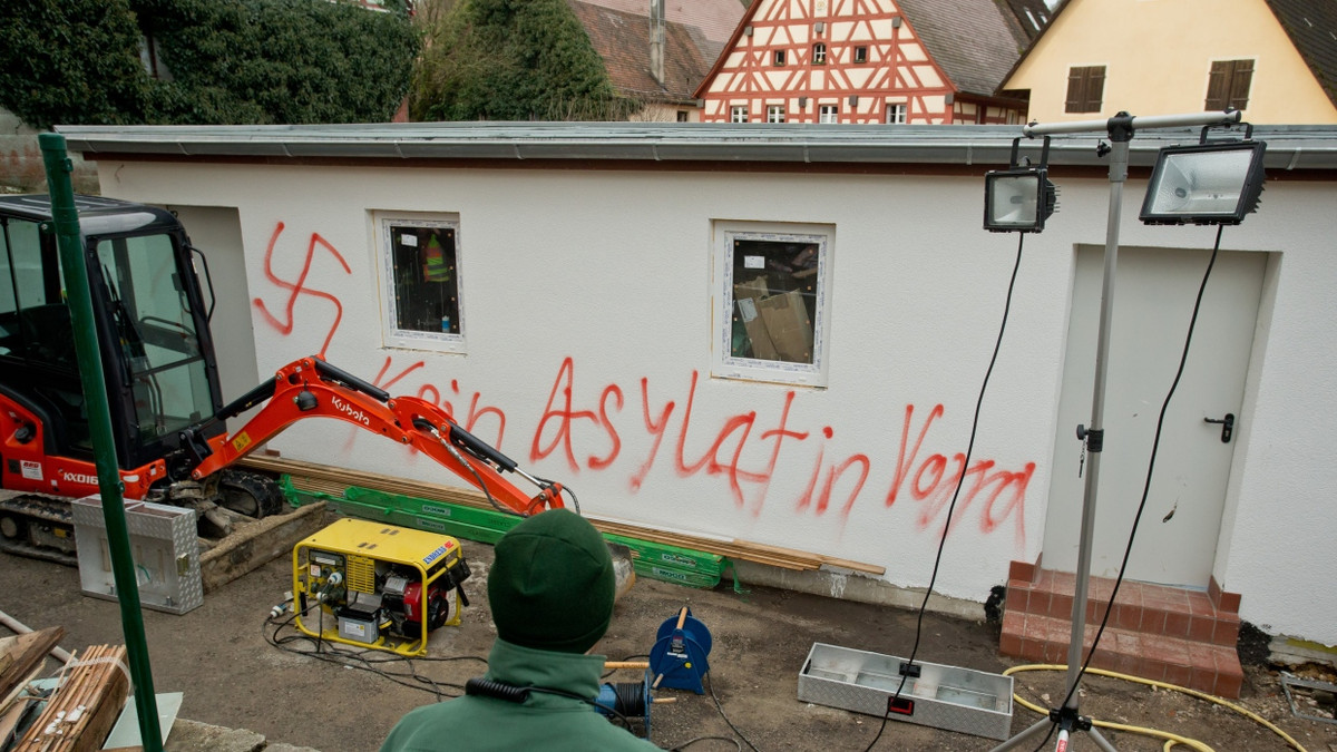 Vor dem Gesetz: Kann es strafbar sein, Hakenkreuze wegzumachen?