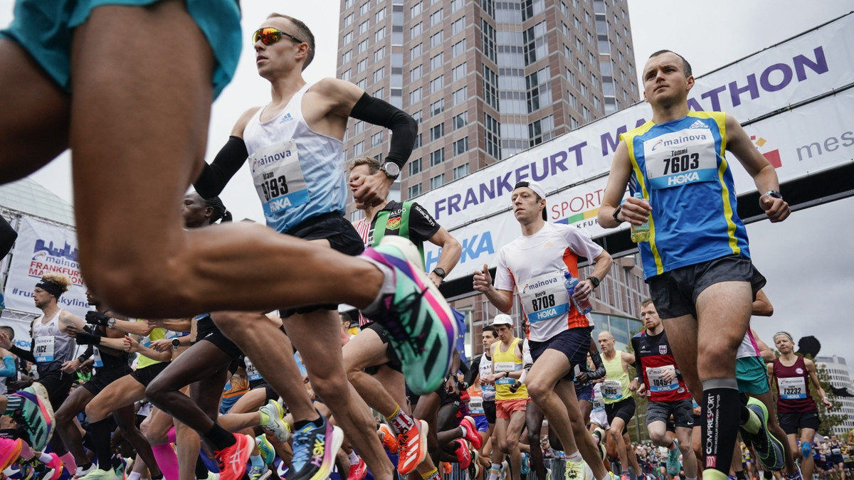 Männer und Frauen starten zum Lauf. Insgesamt werden zur 42. Ausgabe des Marathons rund 17.000 Teilnehmer am Start erwartet. - Picture Alliance