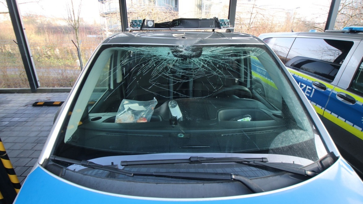 Versuchter Mord: Prozess gegen drei junge Männer nach E-Scooter-Wurf beginnt