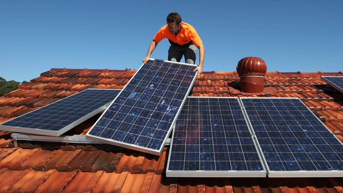 Montage einer Solaranlage auf einem Hausdach - REUTERS