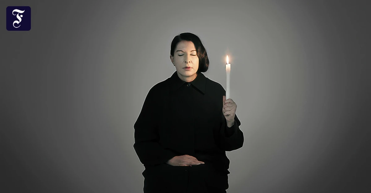 Marina-Abramovi-in-Wien-Ihr-Publikum-qu-lte-sie-mit-Messer-Schere-und-Dornen