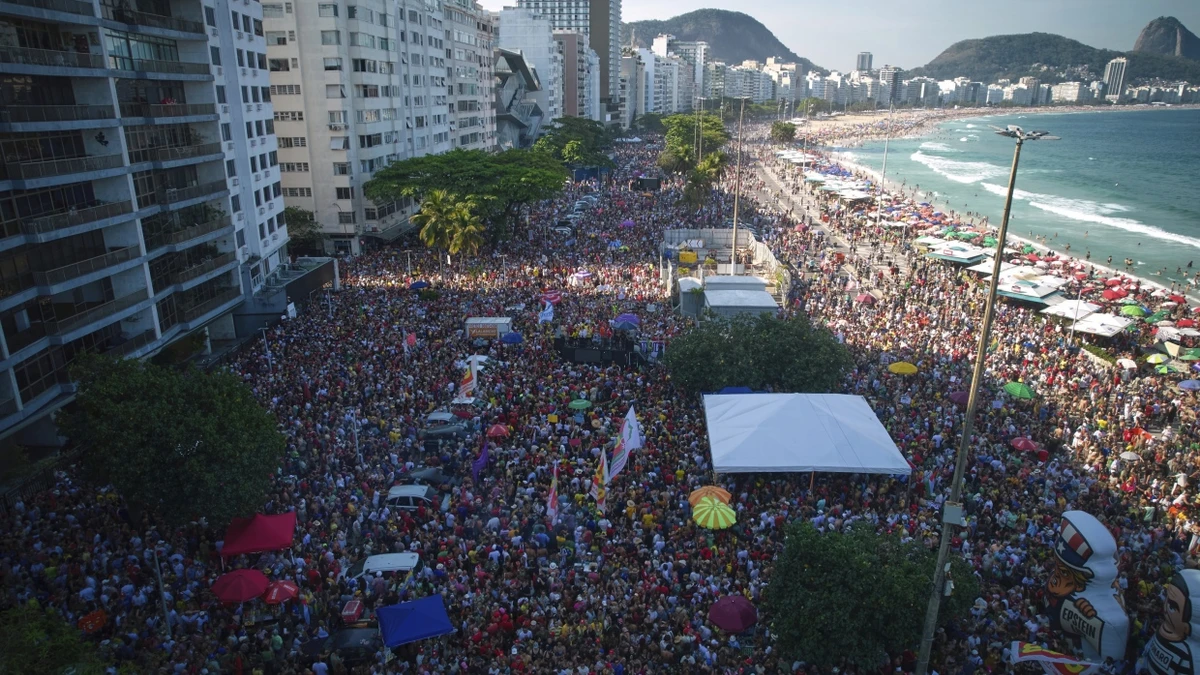 Protest gegen ein geplantes Amnestiegesetz an der Copacabana in Rio de Janeiro - AP