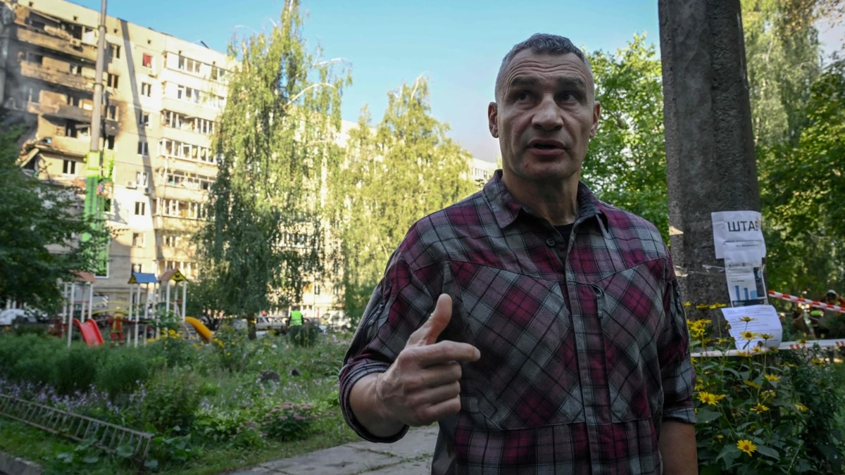 Kiews Bürgermeister Vitali Klitschko vor einem durch russische Drohnen zerstörten Wohngebäude. - AFP