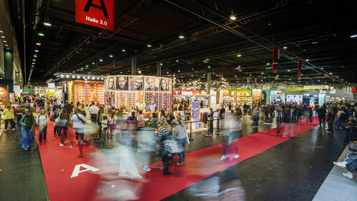 Riesiger Rummel: Die Frankfurter Buchmesse ist bei den Publikumstagen sehr gut besucht. - dpa