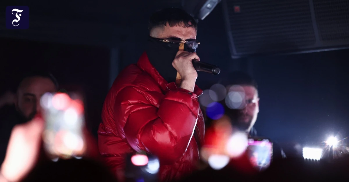 blitzauftritt-in-gie-en-rapper-haftbefehl-schweigt-und-wirft-euroscheine-ins-publikum