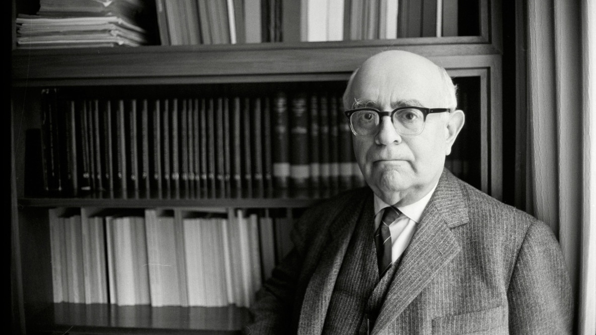 Bücher, wie sie ihm gefielen, im Rücken: Theodor W. Adorno im Institut für Sozialforschung an der Universität Frankfurt, aufgenommen im Januar 1969. - Max Scheler/Laif