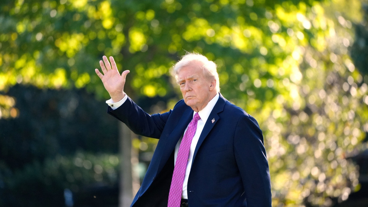 US-Präsident Donald Trump geht auf dem Rasen des Weißen Hauses. - AP