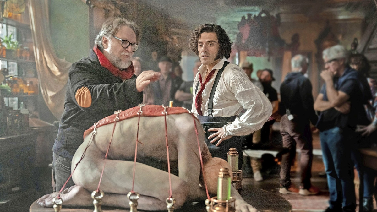 Schauerliche Deko: Regisseur Guillermo del Toro (links) und Oscar Isaac - dpa