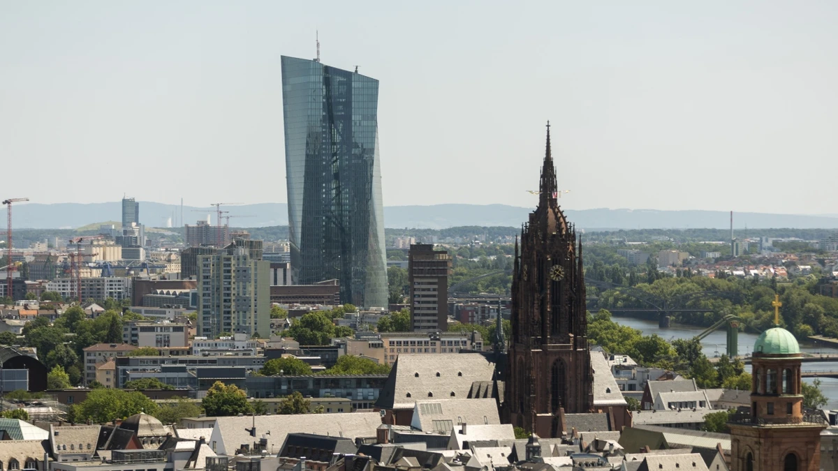 EZB-Zentrale in Frankfurt: Am Donnerstag entscheidet die Notenbank für die Entwicklung der Leitzinsen im September. - Lucas Bäuml