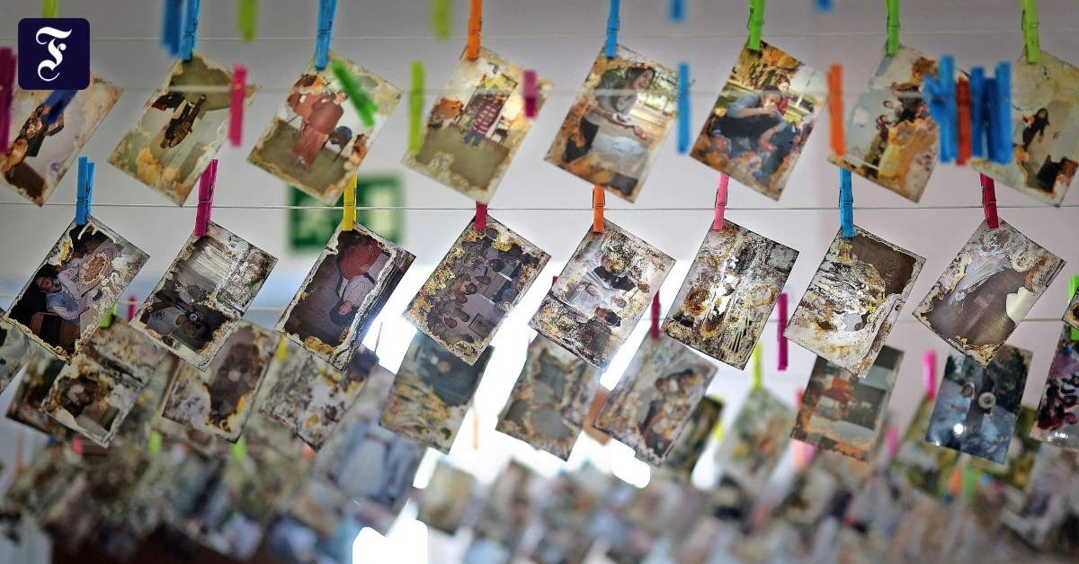 Verheerende Flut von Valencia: Sie retten Familienfotos aus dem Schlamm