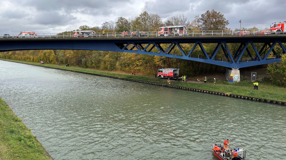Rettungskräfte der Feuerwehr sind an der Unfallstelle auf der Bundesstraße 4 an einer Brücke über dem Mittellandkanal im Einsatz. - dpa