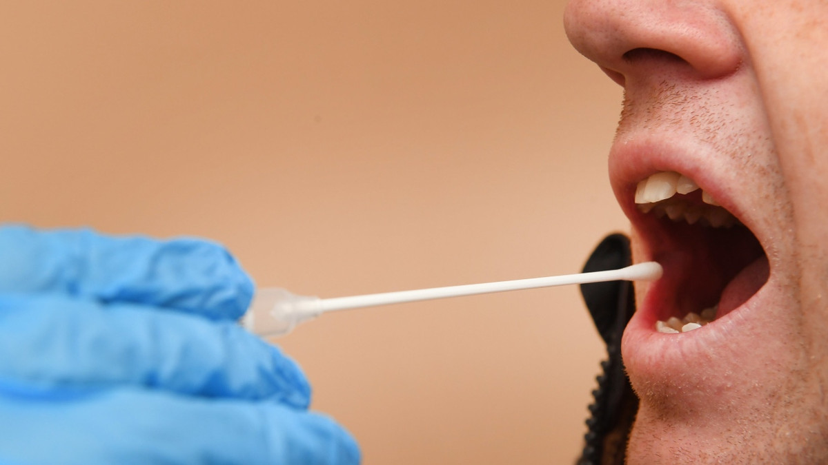 Wollte keinen Unterhalt zahlen: Mann schickt Freund zum Vaterschaftstest und fliegt auf Wollte keinen Unterhalt zahlen: Mann schickt Freund zum Vaterschaftstest und fliegt auf