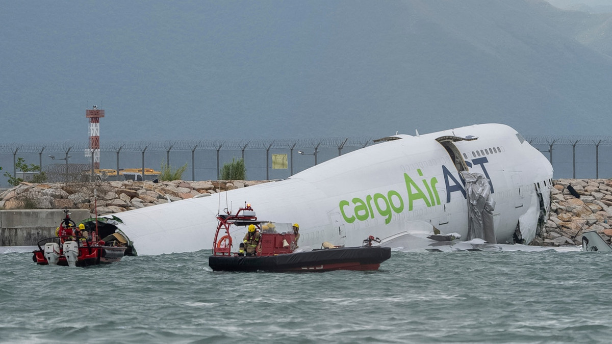 Zwei Tote: Jumbo-Jet rutscht in Hongkong über Landebahn ins Meer