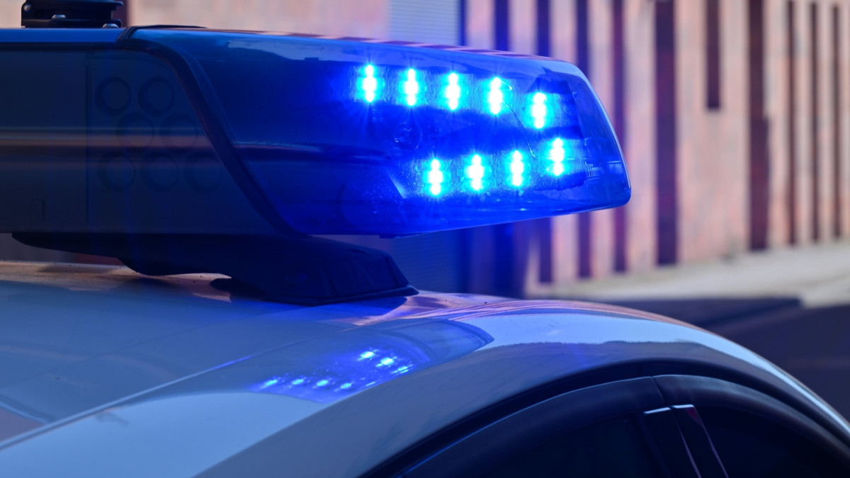 Vier der fünf Tatverdächtigen wurden direkt festgenommen, ein fünfter stellte sich später. (Symbolbild) - dpa