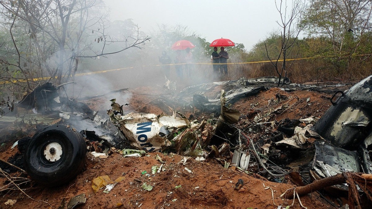 Kenianische Beamte inspizieren die Absturzstelle eines Flugzeugs in der Nähe von Diani. - dpa