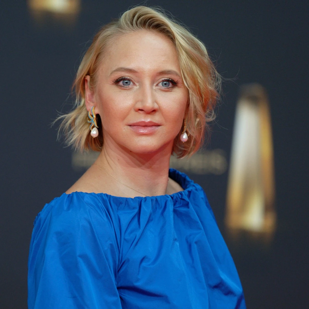 Ronetki ru jinsiy aloqa Xotinim külotsiz ovqat pishiradi.