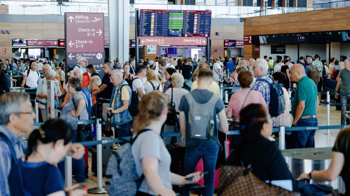 Passagiere warten in einem Terminal am Berliner Flughafen BER. - dpa