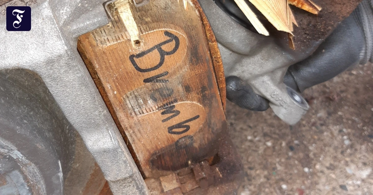 In Ludwigsburg: Mann kauft Luxusauto mit Bremsklötzen aus Holz