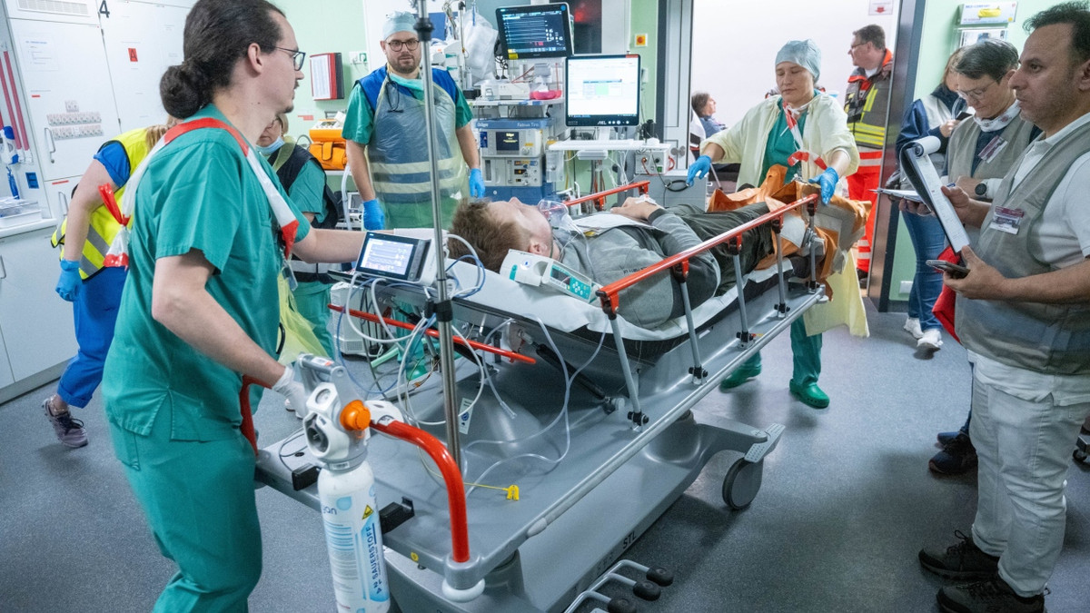 Freiwillige Pflegekräfte und Ärzteteams behandeln einen Verunglückten an der Rostocker Uniklinik (Symbolbild) - dpa
