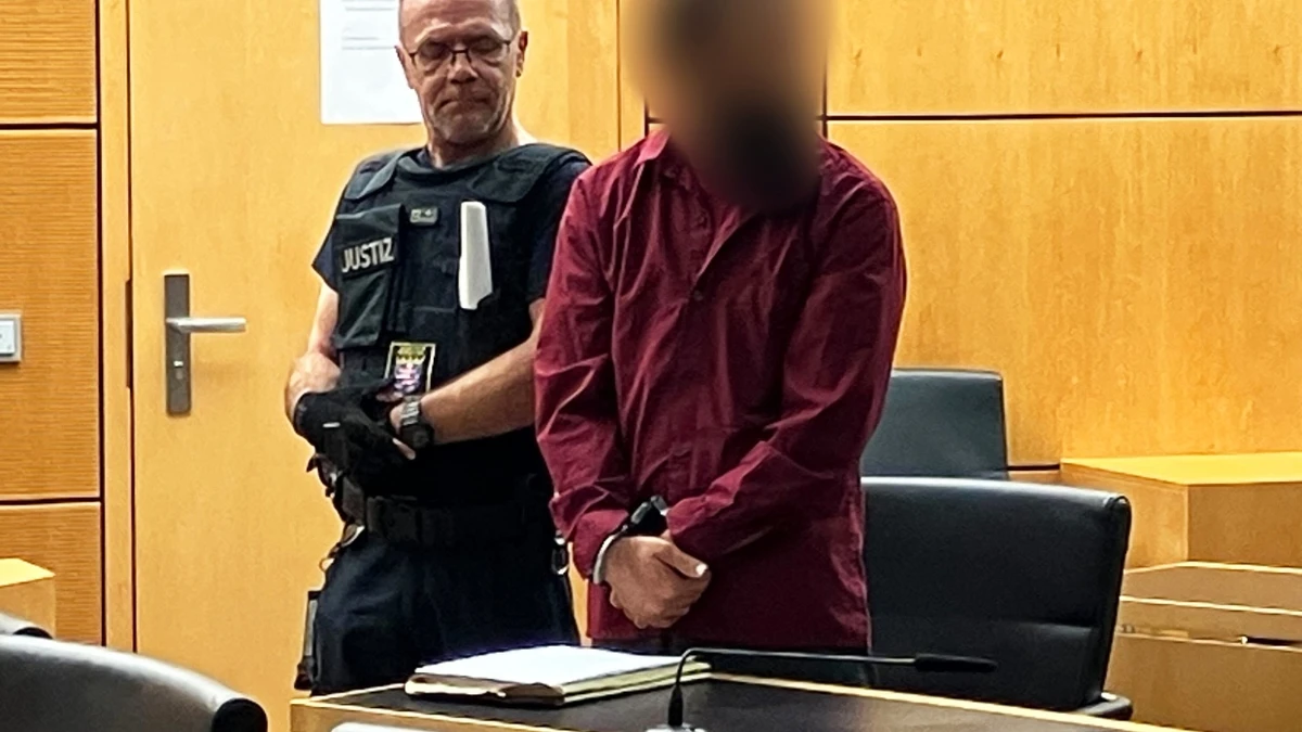 Unter Anklage: Ein 37 Jahre alter Mann (rechts) soll seine geschiedene Frau mit einem Messer getötet haben. Das wirft die Staatsanwaltschaft ihm vor. - dpa