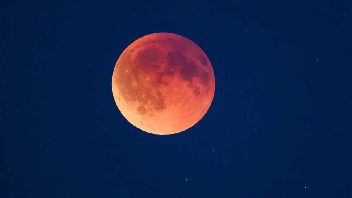 Eine totale Mondfinsternis ist als sogenannter Blutmond am Abendhimmel zu sehen. - dpa