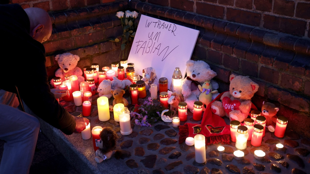 Am Dienstagabend bekundeten Hunderte Güstrower bei einem Gottesdienst ihr Mitgefühl mit Fabians Familie. - dpa