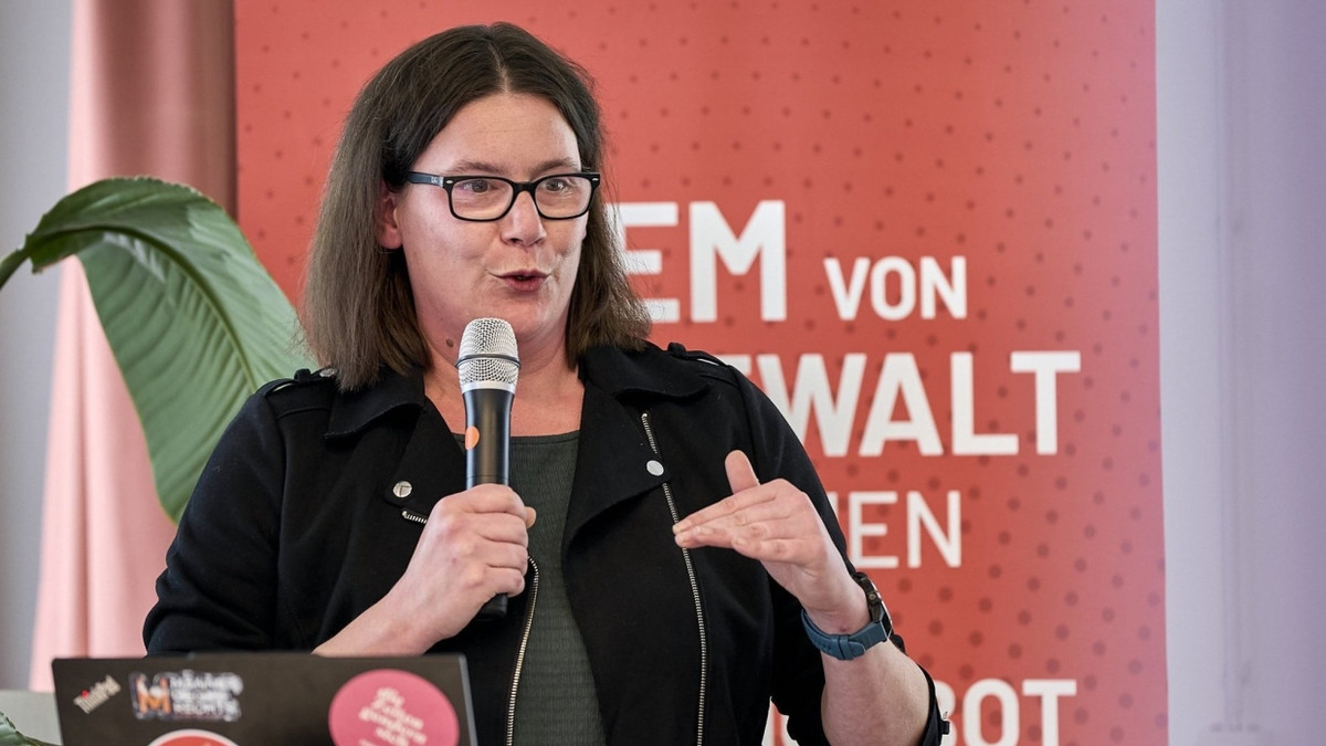 Annalena Schmidt von der Bundesfach- und Koordinierungsstelle Männergewaltschutz bei der Vorstellung der Studie - dpa