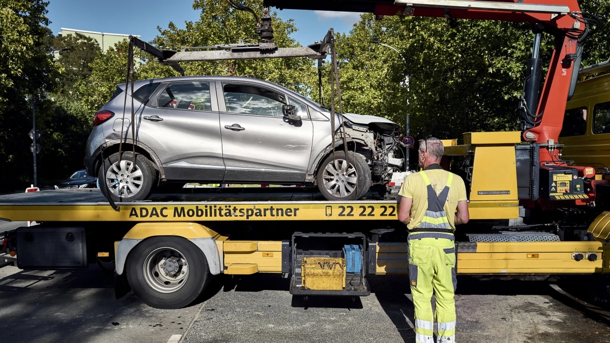 Das verunfallte Fahrzeug wird am Sonntagnachmittag von einem Abschleppdienst verladen. - dpa