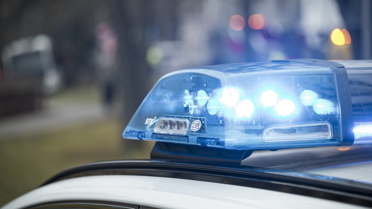 Zusammenstoß mehrerer Fahrzeuge an einer Ampelkreuzung in Bockenheim - dpa