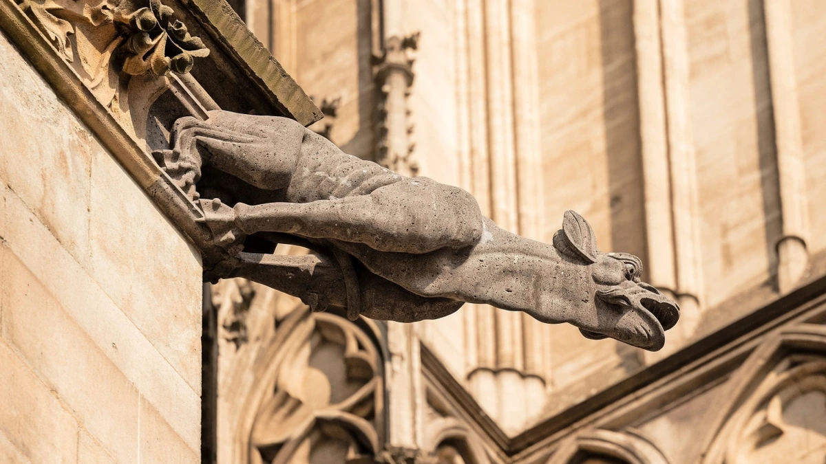 Ein Drache als Sühne: Wie ein Graffito für einen Wasserspeier am Kölner Dom sorgte