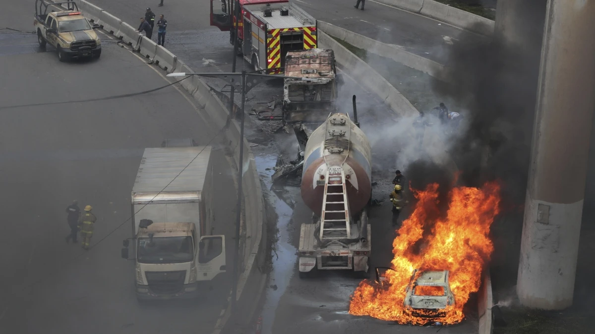 18 Autos brennen: Mexiko: Drei Tote und 70 Verletzte nach Tankwagen-Explosion