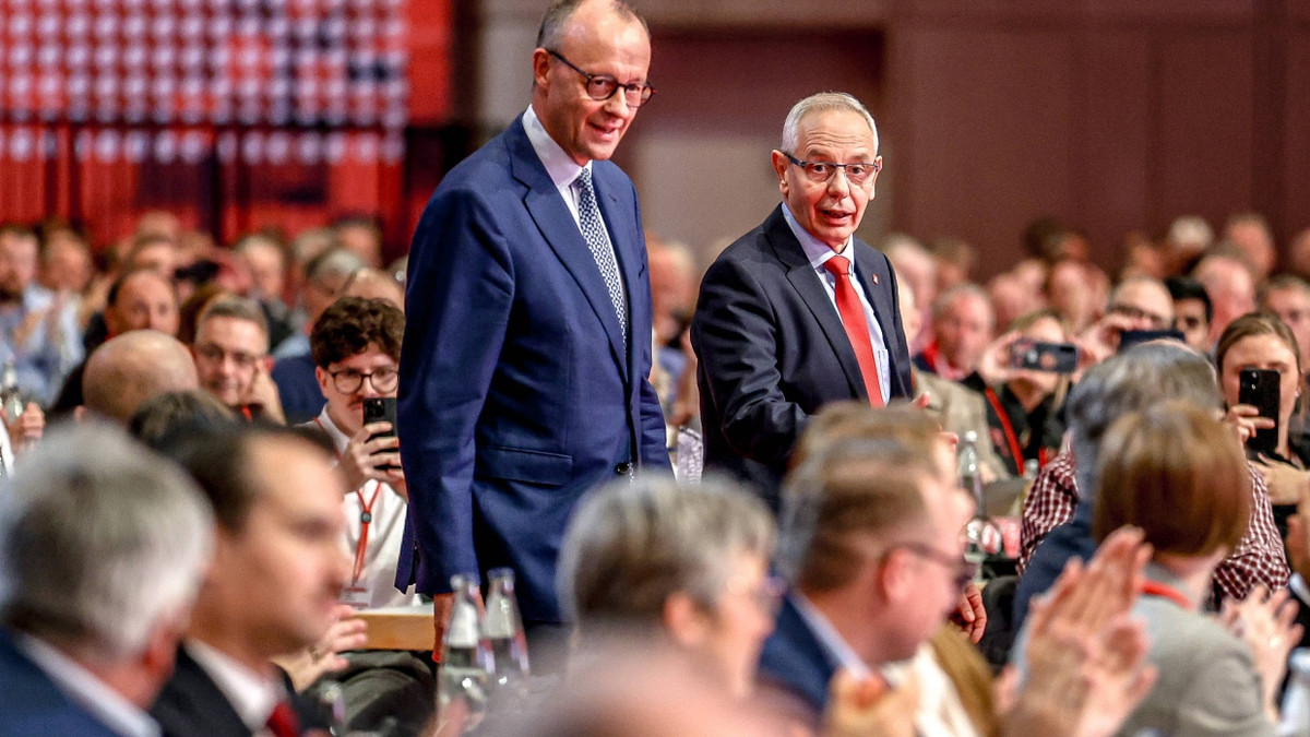 Bundeskanzler Friedrich Merz mit dem IGBCE-Vorsitzenden Michael Vassiliadis beim Gewerkschaftskongress in Hannover. - Imago